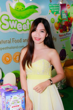 Bangkok, Tayland - 03 Haziran 2017: Kimliği belirsiz kadın sunucu poz Thaifex - Bangkok, Tayland Gıda Asya 2017 03 Haziran 2017 dünyası.