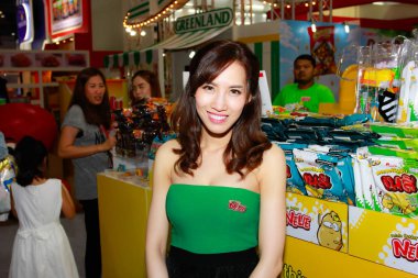 Bangkok, Tayland - 03 Haziran 2017: Kimliği belirsiz kadın sunucu poz Thaifex - Bangkok, Tayland Gıda Asya 2017 03 Haziran 2017 dünyası.