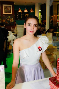 Bangkok, Tayland - 03 Haziran 2017: Kimliği belirsiz kadın sunucu poz Thaifex - Bangkok, Tayland Gıda Asya 2017 03 Haziran 2017 dünyası.