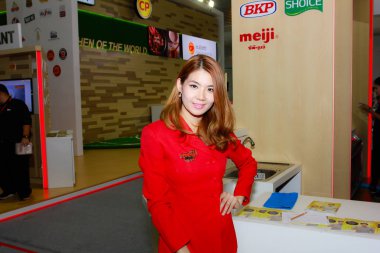 Bangkok, Tayland - 03 Haziran 2017: Kimliği belirsiz kadın sunucu poz Thaifex - Bangkok, Tayland Gıda Asya 2017 03 Haziran 2017 dünyası.