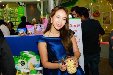 Bangkok, Tayland - 03 Haziran 2017: Kimliği belirsiz kadın sunucu poz Thaifex - Bangkok, Tayland Gıda Asya 2017 03 Haziran 2017 dünyası.