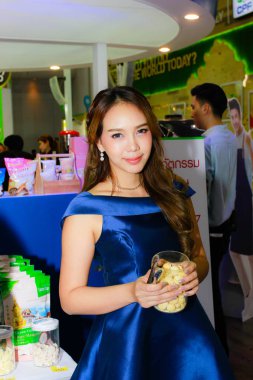 Bangkok, Tayland - 03 Haziran 2017: Kimliği belirsiz kadın sunucu poz Thaifex - Bangkok, Tayland Gıda Asya 2017 03 Haziran 2017 dünyası.
