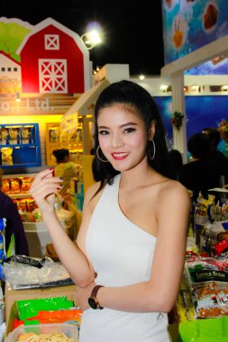 Bangkok, Tayland - 03 Haziran 2017: Kimliği belirsiz kadın sunucu poz Thaifex - Bangkok, Tayland Gıda Asya 2017 03 Haziran 2017 dünyası.