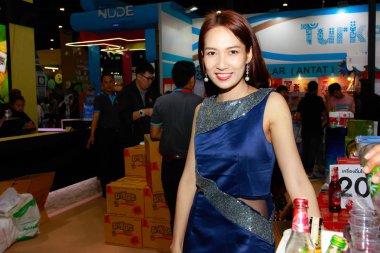 Bangkok, Tayland - 03 Haziran 2017: Kimliği belirsiz kadın sunucu poz Thaifex - Bangkok, Tayland Gıda Asya 2017 03 Haziran 2017 dünyası.