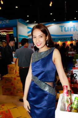 Bangkok, Tayland - 03 Haziran 2017: Kimliği belirsiz kadın sunucu poz Thaifex - Bangkok, Tayland Gıda Asya 2017 03 Haziran 2017 dünyası.