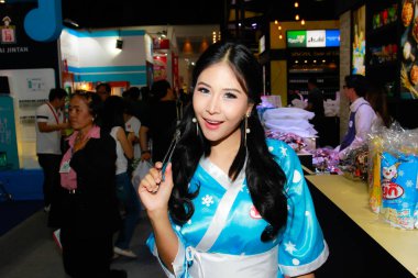 Bangkok, Tayland - 03 Haziran 2017: Kimliği belirsiz kadın sunucu poz Thaifex - Bangkok, Tayland Gıda Asya 2017 03 Haziran 2017 dünyası.
