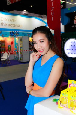 Bangkok, Tayland - 03 Haziran 2017: Kimliği belirsiz kadın sunucu poz Thaifex - Bangkok, Tayland Gıda Asya 2017 03 Haziran 2017 dünyası.