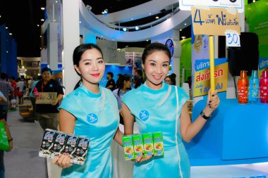 Bangkok, Tayland - 03 Haziran 2017: Kimliği belirsiz kadın sunucu poz Thaifex - Bangkok, Tayland Gıda Asya 2017 03 Haziran 2017 dünyası.