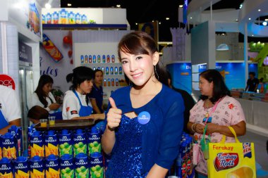 Bangkok, Tayland - 03 Haziran 2017: Kimliği belirsiz kadın sunucu poz Thaifex - Bangkok, Tayland Gıda Asya 2017 03 Haziran 2017 dünyası.