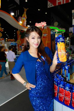 Bangkok, Tayland - 03 Haziran 2017: Kimliği belirsiz kadın sunucu poz Thaifex - Bangkok, Tayland Gıda Asya 2017 03 Haziran 2017 dünyası.