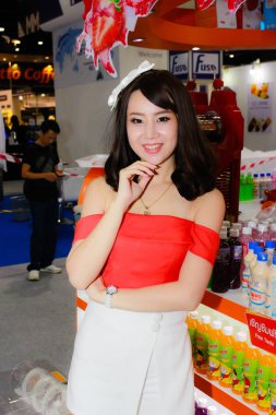 Bangkok, Tayland - 03 Haziran 2017: Kimliği belirsiz kadın sunucu poz Thaifex - Bangkok, Tayland Gıda Asya 2017 03 Haziran 2017 dünyası.