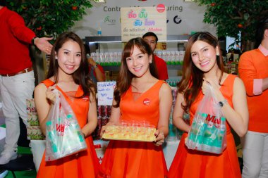 Bangkok, Tayland - 03 Haziran 2017: Kimliği belirsiz kadın sunucu poz Thaifex - Bangkok, Tayland Gıda Asya 2017 03 Haziran 2017 dünyası.