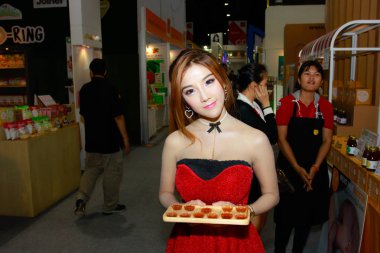 Bangkok, Tayland - 03 Haziran 2017: Kimliği belirsiz kadın sunucu poz Thaifex - Bangkok, Tayland Gıda Asya 2017 03 Haziran 2017 dünyası.
