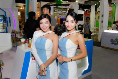Bangkok, Tayland - 03 Haziran 2017: Kimliği belirsiz kadın sunucu poz Thaifex - Bangkok, Tayland Gıda Asya 2017 03 Haziran 2017 dünyası.