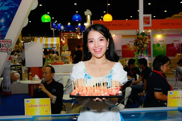 Bangkok, Tayland - 03 Haziran 2017: Kimliği belirsiz kadın sunucu poz Thaifex - Bangkok, Tayland Gıda Asya 2017 03 Haziran 2017 dünyası.
