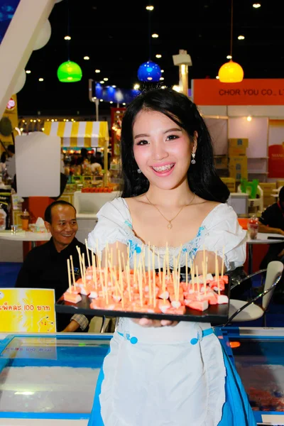 Bangkok, Tayland - 03 Haziran 2017: Kimliği belirsiz kadın sunucu poz Thaifex - Bangkok, Tayland Gıda Asya 2017 03 Haziran 2017 dünyası.