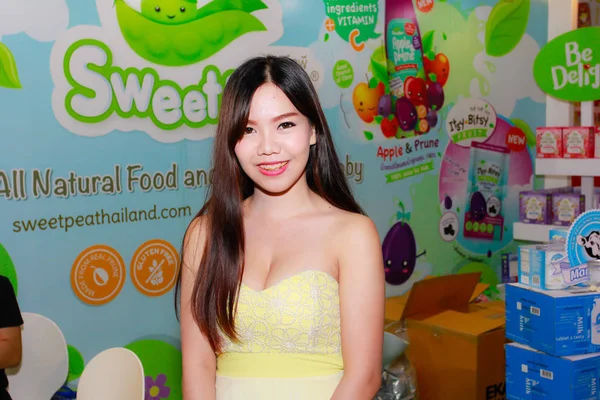 Bangkok, Tayland - 03 Haziran 2017: Kimliği belirsiz kadın sunucu poz Thaifex - Bangkok, Tayland Gıda Asya 2017 03 Haziran 2017 dünyası.