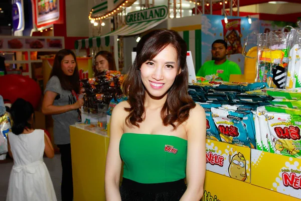 Bangkok, Tayland - 03 Haziran 2017: Kimliği belirsiz kadın sunucu poz Thaifex - Bangkok, Tayland Gıda Asya 2017 03 Haziran 2017 dünyası.