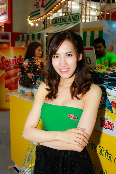 Bangkok, Tayland - 03 Haziran 2017: Kimliği belirsiz kadın sunucu poz Thaifex - Bangkok, Tayland Gıda Asya 2017 03 Haziran 2017 dünyası.