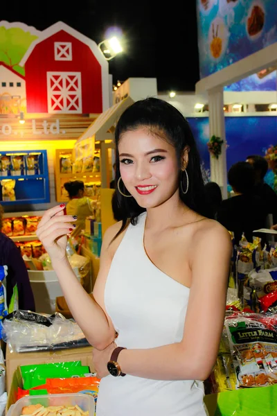 Bangkok Tailandia Junio 2017 Mujeres Presentadoras Identificadas Posan Thaifex World —  Fotos de Stock