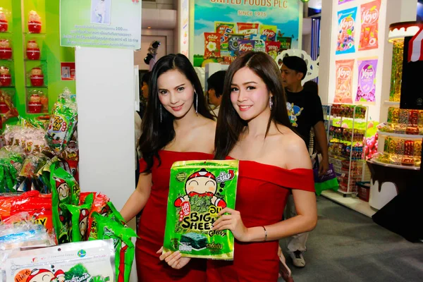 Bangkok, Tayland - 03 Haziran 2017: Kimliği belirsiz kadın sunucu poz Thaifex - Bangkok, Tayland Gıda Asya 2017 03 Haziran 2017 dünyası.