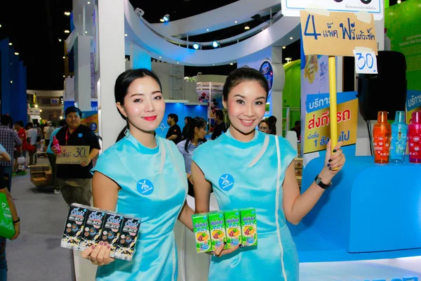 Bangkok, Tayland - 03 Haziran 2017: Kimliği belirsiz kadın sunucu poz Thaifex - Bangkok, Tayland Gıda Asya 2017 03 Haziran 2017 dünyası.