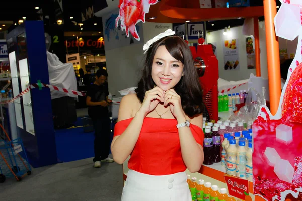 Bangkok, Tayland - 03 Haziran 2017: Kimliği belirsiz kadın sunucu poz Thaifex - Bangkok, Tayland Gıda Asya 2017 03 Haziran 2017 dünyası.