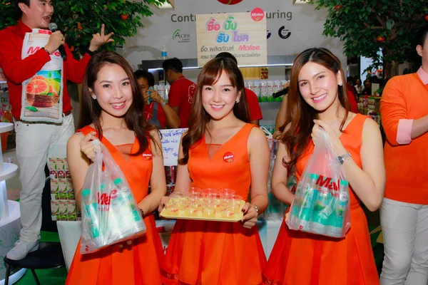 Bangkok, Tayland - 03 Haziran 2017: Kimliği belirsiz kadın sunucu poz Thaifex - Bangkok, Tayland Gıda Asya 2017 03 Haziran 2017 dünyası.