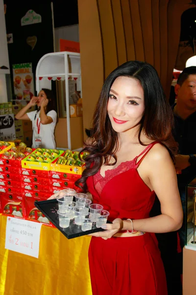 Bangkok, Tayland - 03 Haziran 2017: Kimliği belirsiz kadın sunucu poz Thaifex - Bangkok, Tayland Gıda Asya 2017 03 Haziran 2017 dünyası.