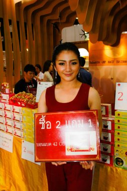 Bangkok, Tayland - 03 Haziran 2017: Kimliği belirsiz kadın sunucu poz Thaifex - Bangkok, Tayland Gıda Asya 2017 03 Haziran 2017 dünyası.
