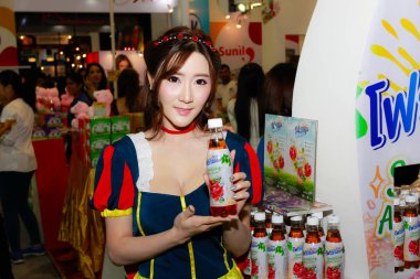 Bangkok, Tayland - 03 Haziran 2017: Kimliği belirsiz kadın sunucu poz Thaifex - Bangkok, Tayland Gıda Asya 2017 03 Haziran 2017 dünyası.