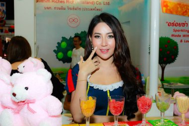 Bangkok, Tayland - 03 Haziran 2017: Kimliği belirsiz kadın sunucu poz Thaifex - Bangkok, Tayland Gıda Asya 2017 03 Haziran 2017 dünyası.
