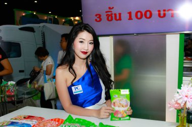Bangkok, Tayland - 03 Haziran 2017: Kimliği belirsiz kadın sunucu poz Thaifex - Bangkok, Tayland Gıda Asya 2017 03 Haziran 2017 dünyası.