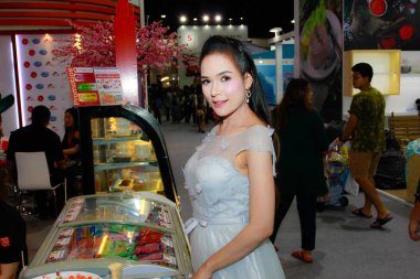 Bangkok, Tayland - 03 Haziran 2017: Kimliği belirsiz kadın sunucu poz Thaifex - Bangkok, Tayland Gıda Asya 2017 03 Haziran 2017 dünyası.