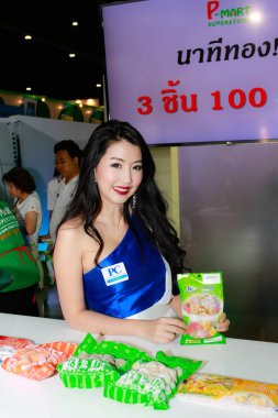 Bangkok, Tayland - 03 Haziran 2017: Kimliği belirsiz kadın sunucu poz Thaifex - Bangkok, Tayland Gıda Asya 2017 03 Haziran 2017 dünyası.