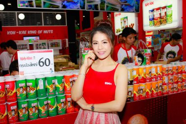 Bangkok, Tayland - 03 Haziran 2017: Kimliği belirsiz kadın sunucu poz Thaifex - Bangkok, Tayland Gıda Asya 2017 03 Haziran 2017 dünyası.