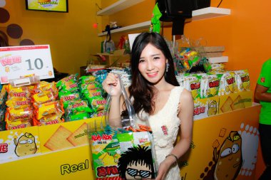 Bangkok, Tayland - 03 Haziran 2017: Kimliği belirsiz kadın sunucu poz Thaifex - Bangkok, Tayland Gıda Asya 2017 03 Haziran 2017 dünyası.