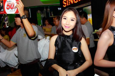 Bangkok, Tayland - 03 Haziran 2017: Kimliği belirsiz kadın sunucu poz Thaifex - Bangkok, Tayland Gıda Asya 2017 03 Haziran 2017 dünyası.