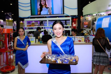 Bangkok, Tayland - 03 Haziran 2017: Kimliği belirsiz kadın sunucu poz Thaifex - Bangkok, Tayland Gıda Asya 2017 03 Haziran 2017 dünyası.