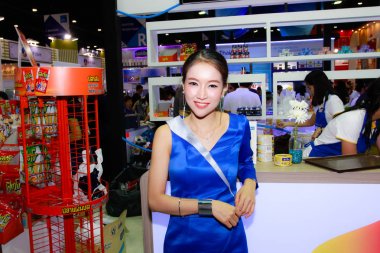 Bangkok, Tayland - 03 Haziran 2017: Kimliği belirsiz kadın sunucu poz Thaifex - Bangkok, Tayland Gıda Asya 2017 03 Haziran 2017 dünyası.