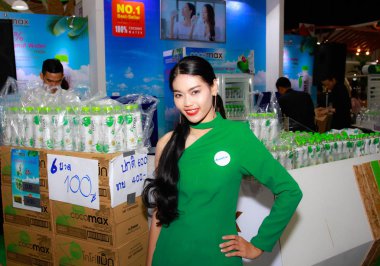 Bangkok, Tayland - 03 Haziran 2017: Kimliği belirsiz kadın sunucu poz Thaifex - Bangkok, Tayland Gıda Asya 2017 03 Haziran 2017 dünyası.