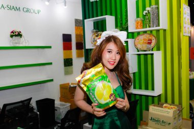 Bangkok, Tayland - 03 Haziran 2017: Kimliği belirsiz kadın sunucu poz Thaifex - Bangkok, Tayland Gıda Asya 2017 03 Haziran 2017 dünyası.