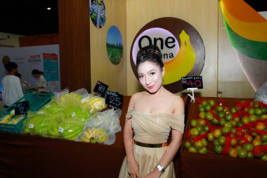 Bangkok, Tayland - 03 Haziran 2017: Kimliği belirsiz kadın sunucu poz Thaifex - Bangkok, Tayland Gıda Asya 2017 03 Haziran 2017 dünyası.