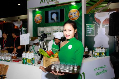 Bangkok, Tayland - 03 Haziran 2017: Kimliği belirsiz kadın sunucu poz Thaifex - Bangkok, Tayland Gıda Asya 2017 03 Haziran 2017 dünyası.