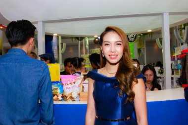 Bangkok, Tayland - 03 Haziran 2017: Kimliği belirsiz kadın sunucu poz Thaifex - Bangkok, Tayland Gıda Asya 2017 03 Haziran 2017 dünyası.