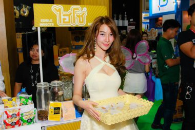 Bangkok, Tayland - 03 Haziran 2017: Kimliği belirsiz kadın sunucu poz Thaifex - Bangkok, Tayland Gıda Asya 2017 03 Haziran 2017 dünyası.