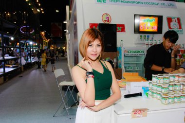 Bangkok, Tayland - 03 Haziran 2017: Kimliği belirsiz kadın sunucu poz Thaifex - Bangkok, Tayland Gıda Asya 2017 03 Haziran 2017 dünyası.