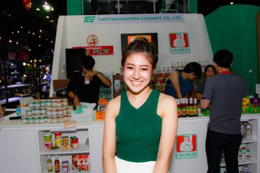 Bangkok, Tayland - 03 Haziran 2017: Kimliği belirsiz kadın sunucu poz Thaifex - Bangkok, Tayland Gıda Asya 2017 03 Haziran 2017 dünyası.