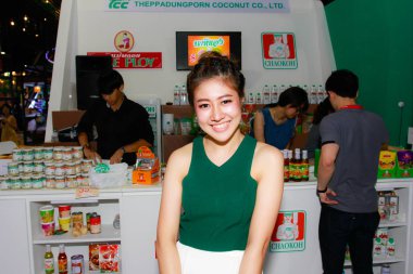 Bangkok, Tayland - 03 Haziran 2017: Kimliği belirsiz kadın sunucu poz Thaifex - Bangkok, Tayland Gıda Asya 2017 03 Haziran 2017 dünyası.
