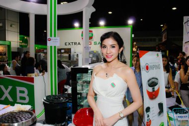 Bangkok, Tayland - 03 Haziran 2017: Kimliği belirsiz kadın sunucu poz Thaifex - Bangkok, Tayland Gıda Asya 2017 03 Haziran 2017 dünyası.